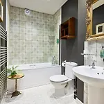 The Hot Tub, Pool, Gym, Location Ferienhaus *
