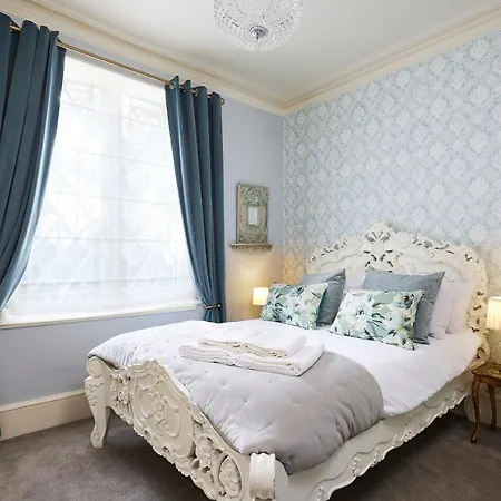 The Hot Tub, Pool, Gym, Location *