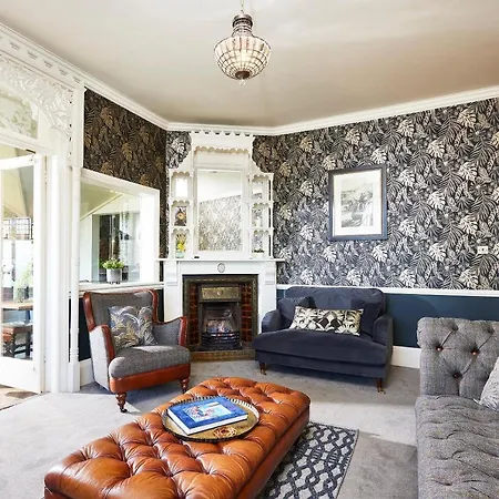 The Hot Tub, Pool, Gym, Location *