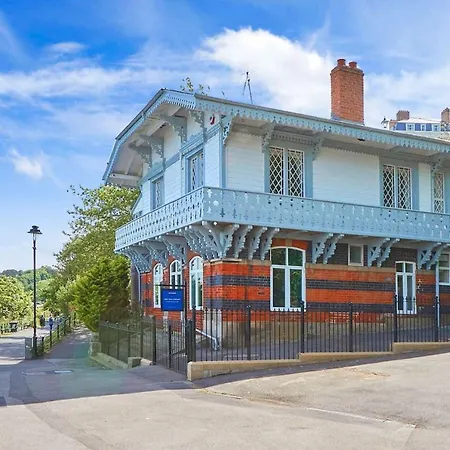 The Hot Tub, Pool, Gym, Location Scarborough