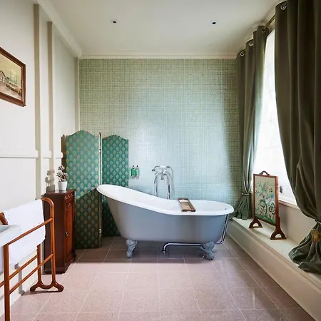 The Hot Tub, Pool, Gym, Location