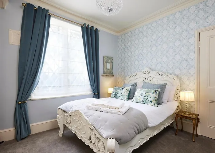 The Hot Tub, Pool, Gym, Location *